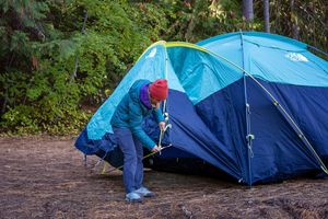 Чем туристические палатки отличаются от кемпинговых?
