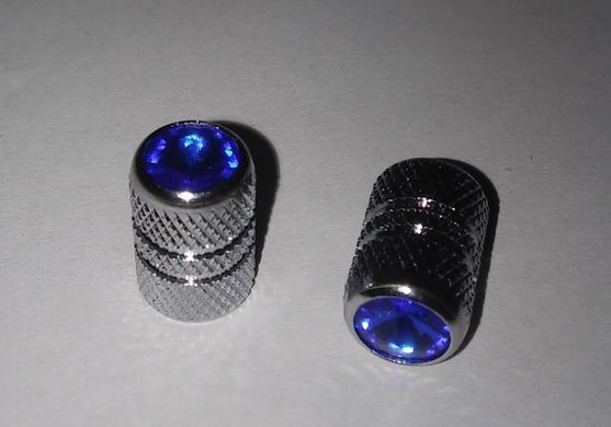Колпачок для камеры TW V07 сереб.цвета с диамантом синего цвета. В комплекте 4шт